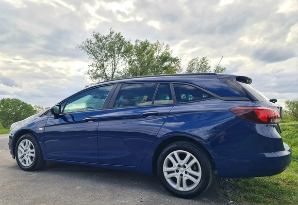 Opel Astra cena 42500 przebieg: 122000, rok produkcji 2019 z Otwock małe 466